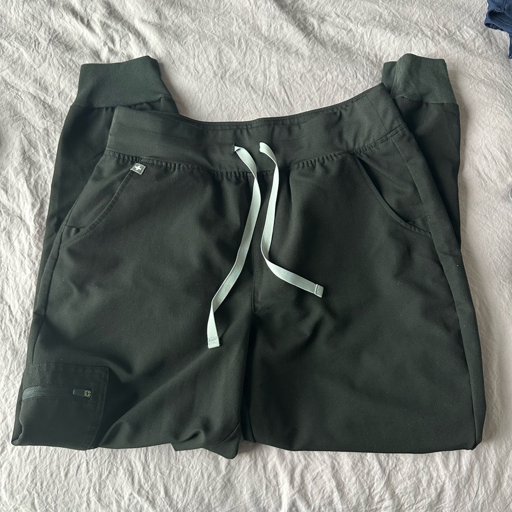 Figs Zamora Jogger scrub Pants - medium petite
